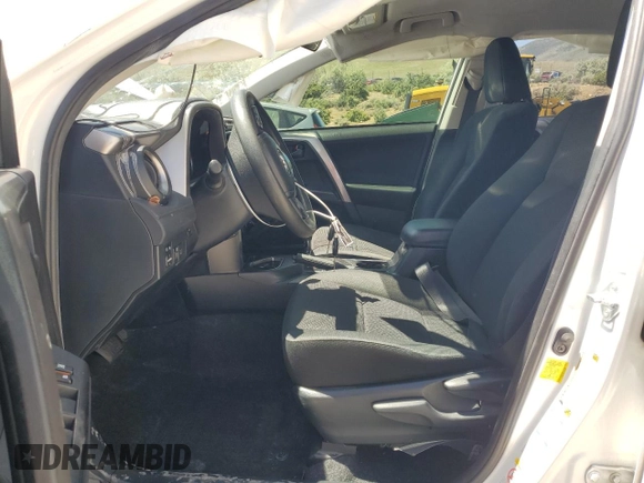 2018 Toyota RAV4 LE z VIN JTMBFREV2JD253105, wystawiony jako Copart lot #58011225 z przebiegiem 68 130 mil mil oraz Szkoda całkowita • Salvage title. Historia ofert i sprzedaży dostępna na DreamBid. Obrazek 7.