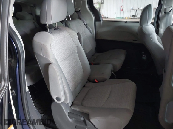 2021 Toyota Sienna LE z VIN 5TDKRKEC3MS070561, wystawiony jako IAAI lot #42331063 z przebiegiem 56 413 mil mil oraz . Historia ofert i sprzedaży dostępna na DreamBid. Obrazek 8.