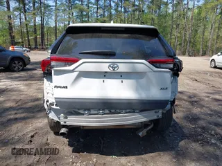 2021 Toyota RAV4 XLE z VIN 2T3W1RFV5MW118836, wystawiony jako IAAI lot #42031596 z przebiegiem 56 712 mil mil oraz . Historia ofert i sprzedaży dostępna na DreamBid. Obrazek 17.