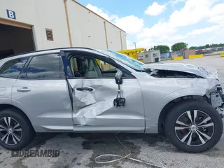 2024 Volvo XC60 Core Dark Theme z VIN YV4L12RK1R1908391, wystawiony jako IAAI lot #41212899 z przebiegiem 9083 mil mil oraz . Historia ofert i sprzedaży dostępna na DreamBid. Obrazek 17.