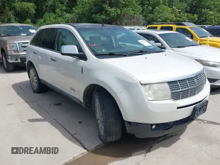 2010 Lincoln MKX z VIN 2LMDJ6JC2ABJ26385, wystawiony jako IAAI lot #42245218 z przebiegiem 238 611 mil mil oraz . Historia ofert i sprzedaży dostępna na DreamBid. Obrazek 1.