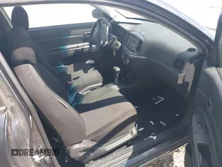 2008 Hyundai Accent SE z VIN KMHCN36C28U063313, wystawiony jako IAAI lot #42241892 z przebiegiem 147 097 mil mil oraz . Historia ofert i sprzedaży dostępna na DreamBid. Obrazek 5.