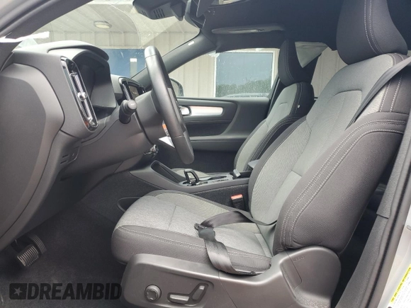 2024 Volvo XC40 Core Bright Theme с VIN YV4L12UK1R2352049, выставлен на аукционе Copart как лот 61442035 с пробегом 20 156 миль миль и Чистый • Clean title. История ставок и продаж доступна на DreamBid. Изображение 7.