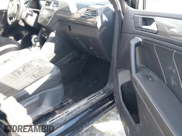 2024 Volkswagen Tiguan SE R-Line Black with VIN 3VV8B7AX3RM158006, listed as a IAAI auction lot 41416903 with 1,735 mi miles and . Bid and sale history available at DreamBid. Image 5.