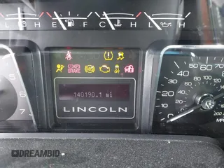 2014 Lincoln Navigator z VIN 5LMJJ2J53EEL08886, wystawiony jako IAAI lot #41971904 z przebiegiem 140 190 mil mil oraz . Historia ofert i sprzedaży dostępna na DreamBid. Obrazek 15.
