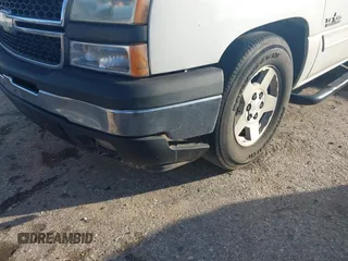 2005 Chevrolet Silverado 1500 LS z VIN 2GCEC13T851362243, wystawiony jako IAAI lot #41473828 z przebiegiem 278 628 mil mil oraz . Historia ofert i sprzedaży dostępna na DreamBid. Obrazek 6.