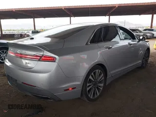 2017 Lincoln MKZ Reserve z VIN 3LN6L5E93HR603246, wystawiony jako IAAI lot #42024614 z przebiegiem 131 622 mil mil oraz . Historia ofert i sprzedaży dostępna na DreamBid. Obrazek 4.