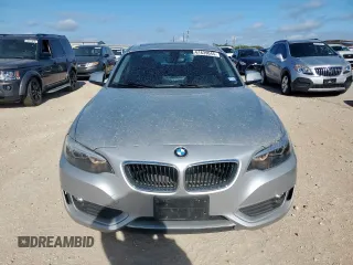 2015 BMW 2 Series 228i z VIN WBA1F5C55FV257350, wystawiony jako Copart lot #61639045 z przebiegiem 63 759 mil mil oraz Czysty tytuł • Clean title. Historia ofert i sprzedaży dostępna na DreamBid. Obrazek 5.