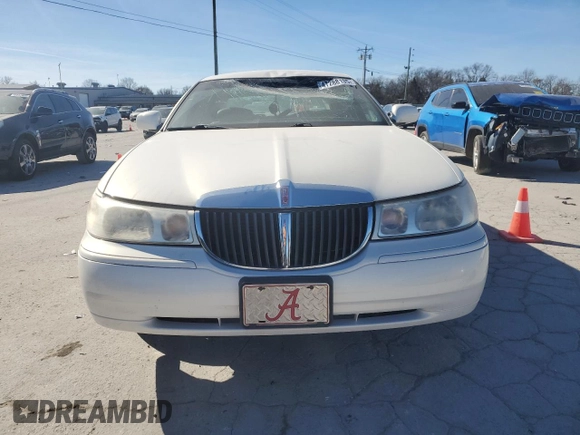 2000 Lincoln Town Car Signature z VIN 1LNHM82W2YY813274, wystawiony jako Copart lot #47288135 z przebiegiem 110 192 mil mil oraz Czysty tytuł • Clean title. Historia ofert i sprzedaży dostępna na DreamBid. Obrazek 5.