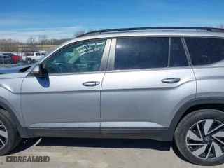 2024 Volkswagen Atlas 2.0T SE w/Technology with VIN 1V2HR2CA5RC569705, listed as a IAAI auction lot 41838594 with 27,519 mi miles. Bid and sale history available at carsss.com. Image 15.