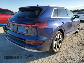 2022 Audi e-tron Premium Plus z VIN WA1LAAGE8NB030872, wystawiony jako Copart lot #72593972 z przebiegiem 4 896 mil mil oraz . Historia ofert i sprzedaży dostępna na DreamBid. Obrazek 3.