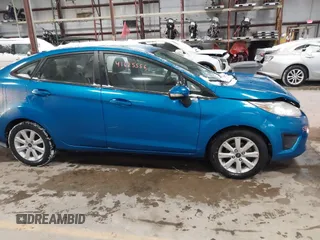 2013 Ford Fiesta SE z VIN 3FADP4BJ7DM225471, wystawiony jako IAAI lot #41625556 z przebiegiem 70 948 mil mil oraz . Historia ofert i sprzedaży dostępna na DreamBid. Obrazek 13.