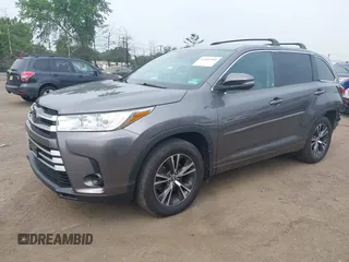 2018 Toyota Highlander LE z VIN 5TDBZRFH1JS896873, wystawiony jako IAAI lot #42501993 z przebiegiem 63 877 mil mil oraz . Historia ofert i sprzedaży dostępna na DreamBid. Obrazek 17.