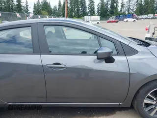 2024 Nissan Versa SV z VIN 3N1CN8EV6RL910272, wystawiony jako IAAI lot #42500325 z przebiegiem 8 343 mil mil oraz . Historia ofert i sprzedaży dostępna na DreamBid. Obrazek 14.