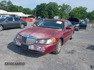 1998 Lincoln Town Car Signature z VIN 1LNFM82W8WY688852, wystawiony jako IAAI lot #42365729 z przebiegiem 194 232 mil mil oraz . Historia ofert i sprzedaży dostępna na DreamBid. Obrazek 2.