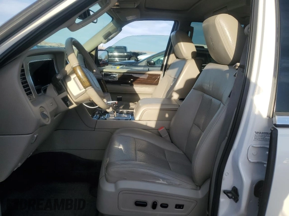 2010 Lincoln Navigator z VIN 5LMJJ2H58AEJ10577, wystawiony jako Copart lot #46904225 z przebiegiem 131 479 mil mil oraz Czysty tytuł • Clean title. Historia ofert i sprzedaży dostępna na DreamBid. Obrazek 7.