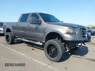 2007 Ford F-150 XLT с VIN 1FTPW14547KD05704, выставлен на аукционе IAAI как лот 42477549 с пробегом 303 039 миль миль и . История ставок и продаж доступна на DreamBid. Изображение 1.