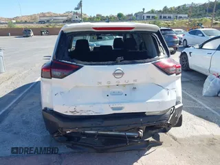 2023 Nissan Rogue S z VIN 5N1BT3AA8PC930807, wystawiony jako IAAI lot #42380612 z przebiegiem 5 050 mil mil oraz . Historia ofert i sprzedaży dostępna na DreamBid. Obrazek 16.