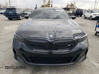 2024 BMW i5 M60 z VIN WBY43FK03RCP92888, wystawiony jako Copart lot #76619994 z przebiegiem 10 829 mil mil oraz Szkody całkowita. Historia ofert i sprzedaży dostępna na DreamBid. Obrazek 5.