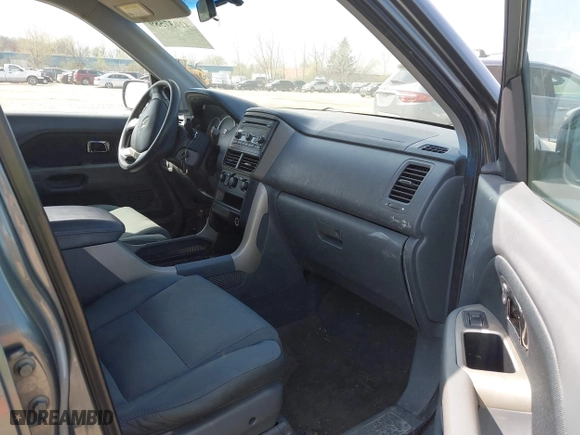 2008 Honda Pilot VP with VIN 5FNYF18288B042958, listed as a IAAI auction lot 42037589 with 246,922 mi miles. Bid and sale history available at carsss.com. Image 5.