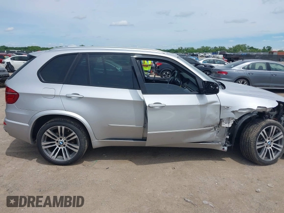 2013 BMW X5 xDrive35i z VIN 5UXZV4C59D0E03876, wystawiony jako IAAI lot #42214184 z przebiegiem 127 480 mil mil oraz . Historia ofert i sprzedaży dostępna na DreamBid. Obrazek 14.