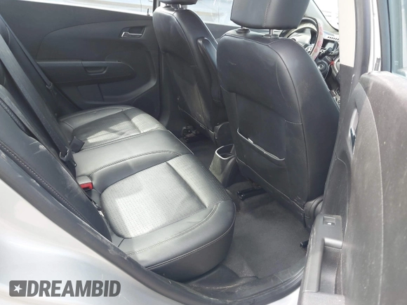2012 Chevrolet Sonic LTZ z VIN 1G1JE5SB8C4210627, wystawiony jako IAAI lot #41662225 z przebiegiem 72 358 mil mil oraz . Historia ofert i sprzedaży dostępna na DreamBid. Obrazek 8.