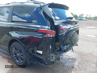 2025 Toyota Sienna XSE z VIN 5TDCSKFCXSS156213, wystawiony jako IAAI lot #42323480 z przebiegiem 10 011 mil mil oraz . Historia ofert i sprzedaży dostępna na DreamBid. Obrazek 18.