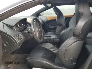 2005 Aston Martin DB9 z VIN SCFAD01A05GA01135, wystawiony jako Copart lot #47689715 z przebiegiem Nie podano mil oraz Tytuł czysty. Historia ofert i sprzedaży dostępna na DreamBid. Obrazek 7.