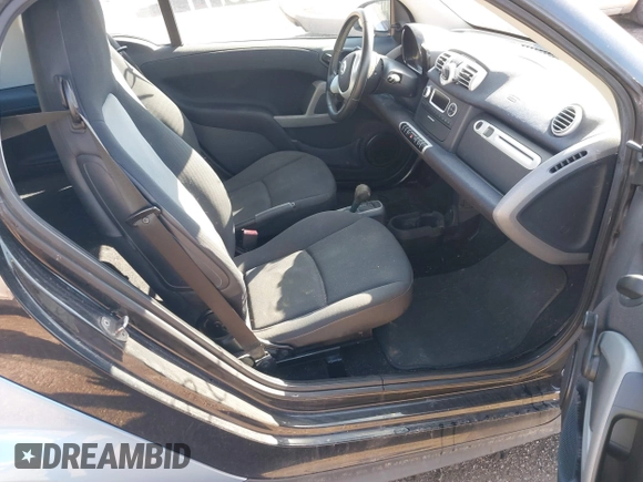 2013 Smart fortwo Pure z VIN WMEEJ3BA5DK672416, wystawiony jako IAAI lot #41820199 z przebiegiem 75 875 mil mil oraz . Historia ofert i sprzedaży dostępna na DreamBid. Obrazek 5.