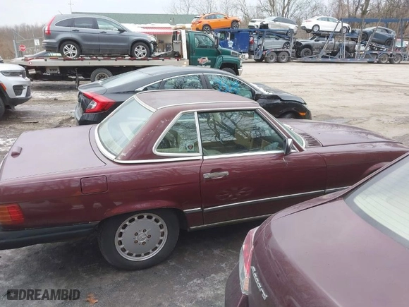 1988 Mercedes-Benz 560 Series 560SL with VIN WDBBA48D0JA077921, listed as a IAAI auction lot 41450795 with 155,749 mi miles. Bid and sale history available at carsss.com. Image 13.