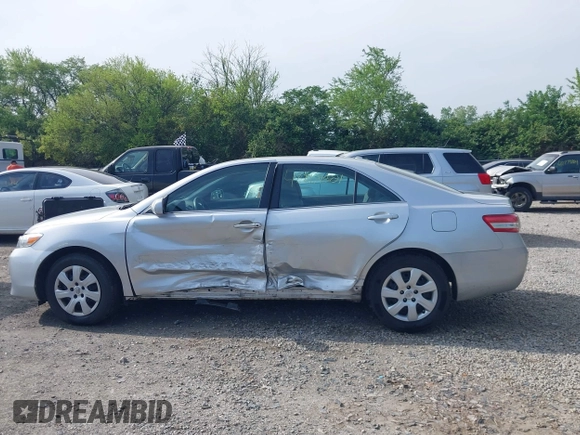 2011 Toyota Camry LE z VIN 4T1BF3EKXBU607307, wystawiony jako IAAI lot #42269501 z przebiegiem 153 051 mil mil oraz . Historia ofert i sprzedaży dostępna na DreamBid. Obrazek 13.