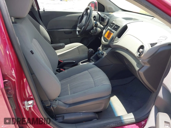 2014 Chevrolet Sonic LT z VIN 1G1JC5SB5E4122840, wystawiony jako IAAI lot #42276390 z przebiegiem 128 958 mil mil oraz . Historia ofert i sprzedaży dostępna na DreamBid. Obrazek 5.