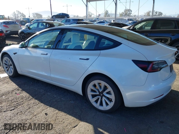 2022 Tesla Model 3 Long Range z VIN 5YJ3E1EB4NF331218, wystawiony jako IAAI lot #41827613 z przebiegiem 84 088 mil mil oraz . Historia ofert i sprzedaży dostępna na DreamBid. Obrazek 3.
