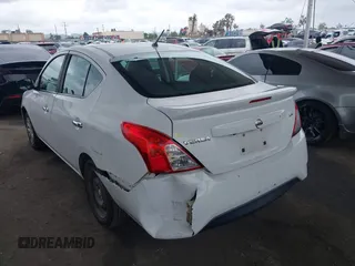 2019 Nissan Versa SV z VIN 3N1CN7AP1KL838940, wystawiony jako IAAI lot #42191914 z przebiegiem 72 374 mil mil oraz . Historia ofert i sprzedaży dostępna na DreamBid. Obrazek 3.