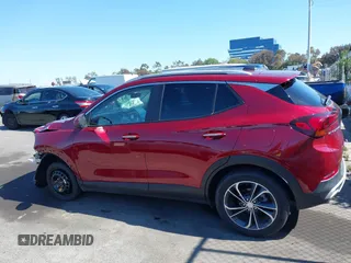 2023 Buick Encore GX Select z VIN KL4MMDS29PB015357, wystawiony jako IAAI lot #42226844 z przebiegiem 44 818 mil mil oraz . Historia ofert i sprzedaży dostępna na DreamBid. Obrazek 15.