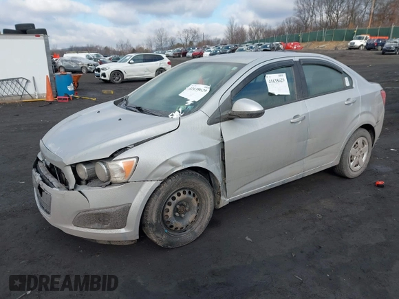2014 Chevrolet Sonic LS z VIN 1G1JA5SG4E4144989, wystawiony jako IAAI lot #41638629 z przebiegiem 52 440 mil mil oraz . Historia ofert i sprzedaży dostępna na DreamBid. Obrazek 2.