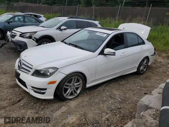 2013 Mercedes-Benz C 300 Sport z VIN WDDGF8AB2DR248141, wystawiony jako Copart lot #57864995 z przebiegiem 80 975 mil mil oraz Szkoda całkowita • Salvage title. Historia ofert i sprzedaży dostępna na DreamBid. Obrazek 1.