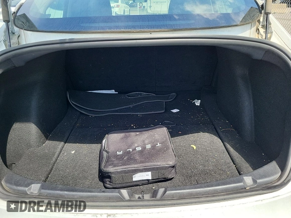 2020 Tesla Model 3 Long Range z VIN 5YJ3E1EB3LF646315, wystawiony jako IAAI lot #42398524 z przebiegiem 51 652 mil mil oraz . Historia ofert i sprzedaży dostępna na DreamBid. Obrazek 13.