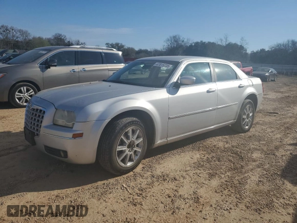 2009 Chrysler 300 z VIN 2C3KK53V09H568544, wystawiony jako Copart lot #47015735 z przebiegiem 126 245 mil mil oraz Szkoda całkowita • Salvage title. Historia ofert i sprzedaży dostępna na DreamBid. Obrazek 1.