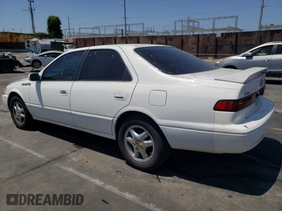 1997 Toyota Camry LE z VIN 4T1BG22K1VU780603, wystawiony jako Copart lot #56991075 z przebiegiem 136 511 mil mil oraz Czysty tytuł • Clean title. Historia ofert i sprzedaży dostępna na DreamBid. Obrazek 2.