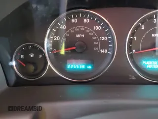 2007 Jeep Commander Overland z VIN 1J8HG68227C653826, wystawiony jako IAAI lot #40649706 z przebiegiem 225 538 mil mil oraz . Historia ofert i sprzedaży dostępna na DreamBid. Obrazek 7.