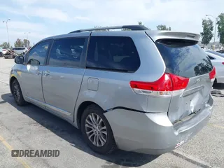 2012 Toyota Sienna XLE AAS z VIN 5TDYK3DCXCS278442, wystawiony jako IAAI lot #42228620 z przebiegiem 128 748 mil mil oraz . Historia ofert i sprzedaży dostępna na DreamBid. Obrazek 3.
