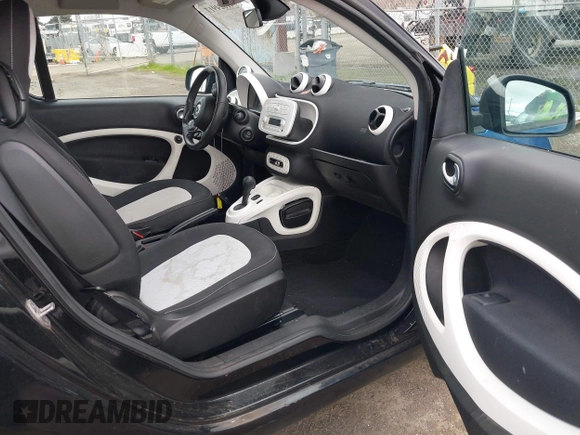 2016 Smart fortwo Passion z VIN WMEFJ5DA8GK059871, wystawiony jako IAAI lot #41624917 z przebiegiem 90 906 mil mil oraz . Historia ofert i sprzedaży dostępna na DreamBid. Obrazek 5.