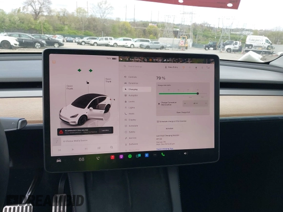 2022 Tesla Model Y Long Range z VIN 7SAYGDEE7NF385207, wystawiony jako IAAI lot #42054449 z przebiegiem 52 834 mil mil oraz . Historia ofert i sprzedaży dostępna na DreamBid. Obrazek 18.