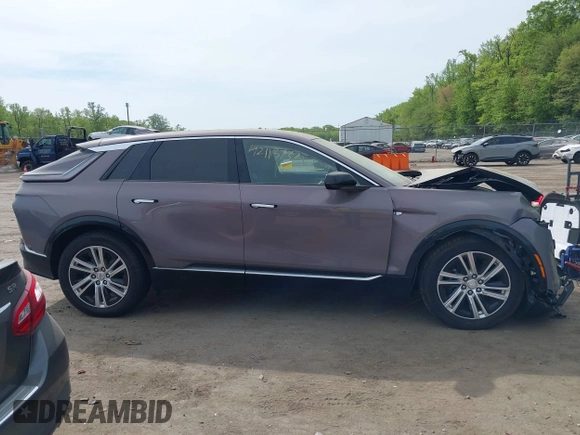 2024 Cadillac LYRIQ z VIN 1GYKPMRLXRZ141816, wystawiony jako IAAI lot #42113732 z przebiegiem 7 704 mil mil oraz . Historia ofert i sprzedaży dostępna na DreamBid. Obrazek 13.