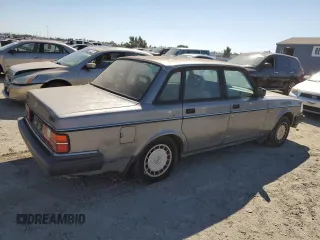 1993 Volvo 240 z VIN YV1AS8808P1489831, wystawiony jako Copart lot #72439554 z przebiegiem 147 232 mil mil oraz Tytuł czysty. Historia ofert i sprzedaży dostępna na DreamBid. Obrazek 3.