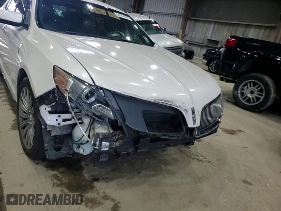2013 Lincoln MKS z VIN 1LNHL9DK4DG613144, wystawiony jako Copart lot #54354625 z przebiegiem 104 211 mil mil oraz Szkoda całkowita • Salvage title. Historia ofert i sprzedaży dostępna na DreamBid. Obrazek 13.