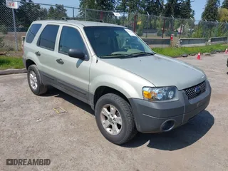 2005 Ford Escape XLT with VIN 1FMYU03115KD63183, listed as a IAAI auction lot 42096324 with 172,322 mi miles. Bid and sale history available at carsss.com. Image 1.
