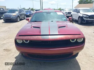 2017 Dodge Challenger SXT z VIN 2C3CDZAGXHH640987, wystawiony jako IAAI lot #42462976 z przebiegiem 146 943 mil mil oraz . Historia ofert i sprzedaży dostępna na DreamBid. Obrazek 13.