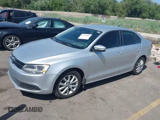 2014 Volkswagen Jetta SE z VIN 3VWD17AJ6EM234451, wystawiony jako IAAI lot #42544809 z przebiegiem 140 009 mil mil oraz . Historia ofert i sprzedaży dostępna na DreamBid. Obrazek 2.